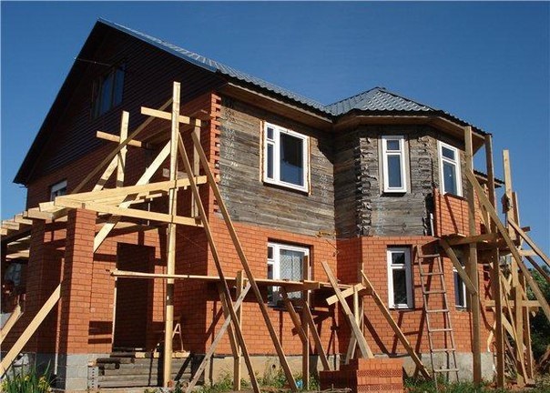 Облицовка деревянного дома кирпичом.