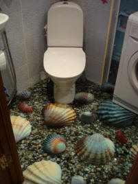 Декоративный наливной пол в туалетной комнате.