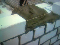 Кладка кирпича.