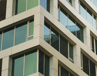 Отделка панелями алюкобонд.