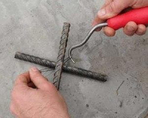 Арматура крючком.