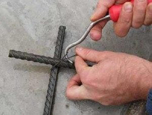 Вязать арматуру крючком.