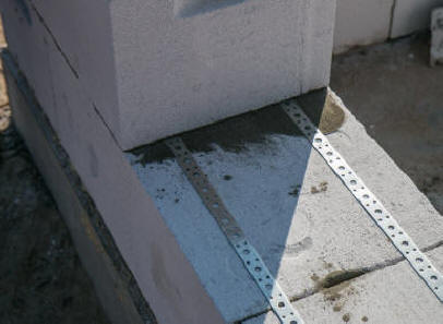 Армирование газоблоков перфорированной лентой.