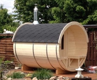 Баня-бочка на участке.