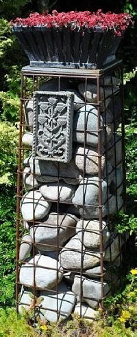 Столб из габиона.