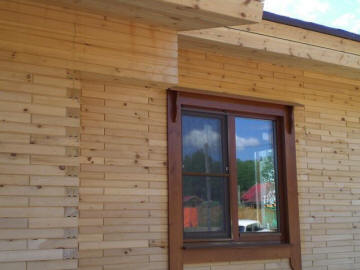 Дом из деревянных кирпичей.