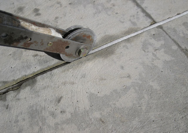 Деформационный шов в бетонном полу.