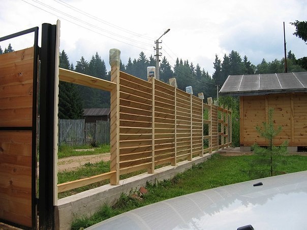 Забор жалюзи на участке