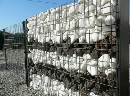 Ограждение из габионов.