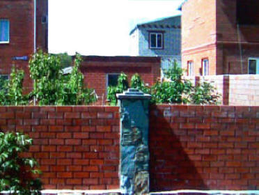 Забор из кирпича.