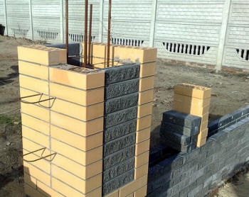 Столбы из кирпича.