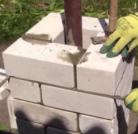 Столб из кирпича для забора.