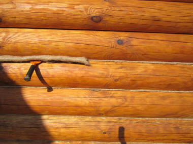 Конопатка деревянного сруба.