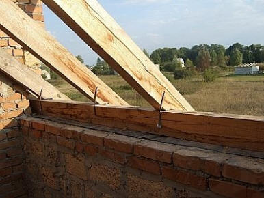 Крепление стропил на мауэрлат на кирпичной стене.