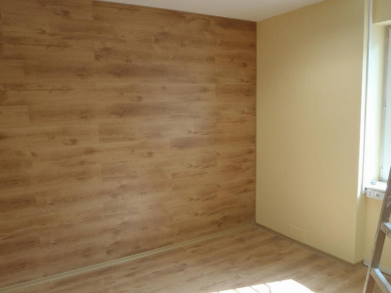 Стена из ламината.