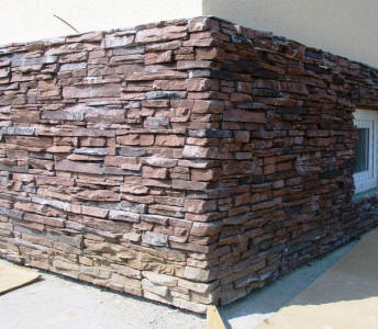 Оформление цоколя камнем.