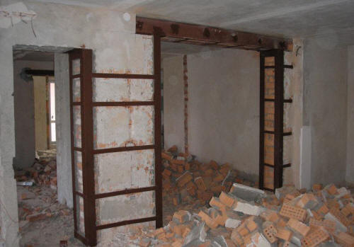 Делаем проём в кирпичной стене.