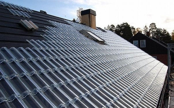 Крыша из солнечной черепицы.